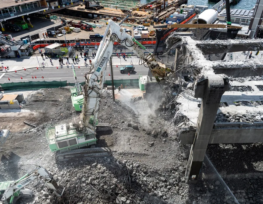 Chantier de démolition de grande envergure au boulet de démolition, photo d'illustration