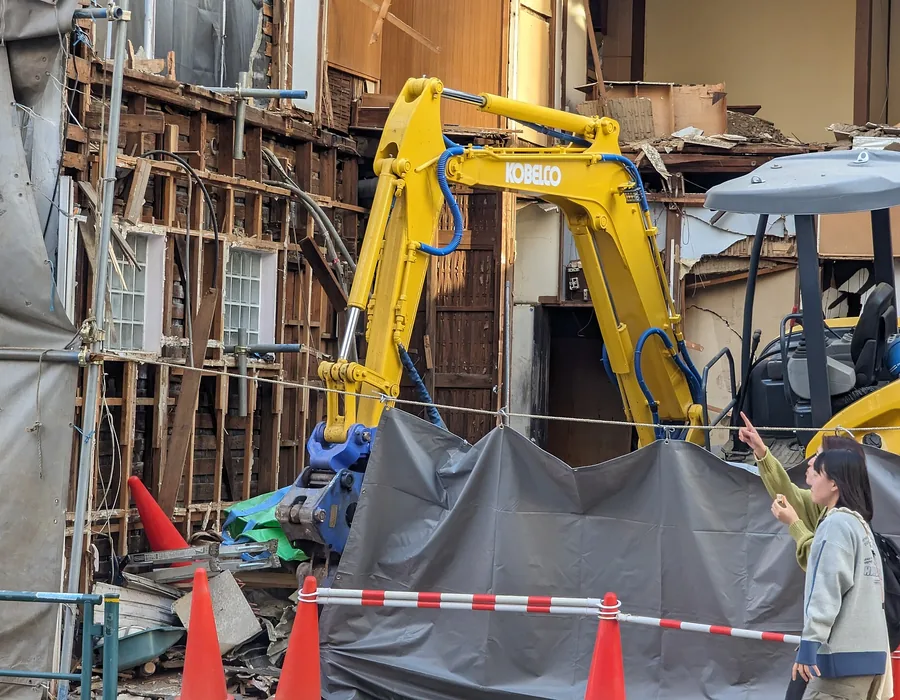 Pelle mécanique de démolition sur un chantier de déconstruction, photo d'illustration