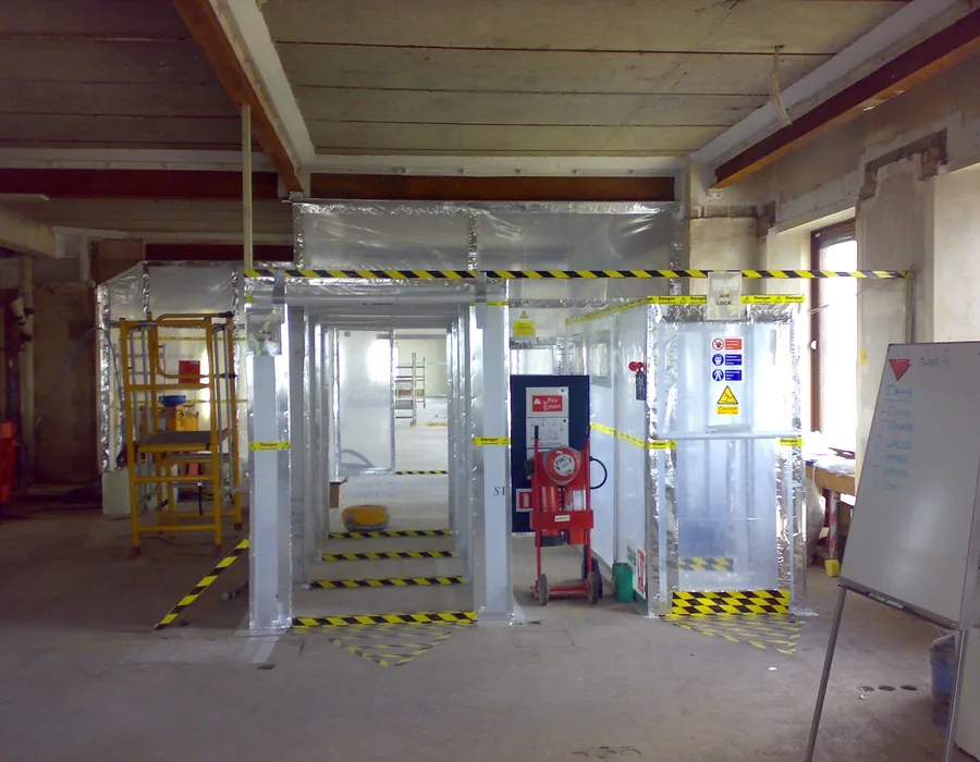 Zone de confinement pour désamiantage, photo d'illustration