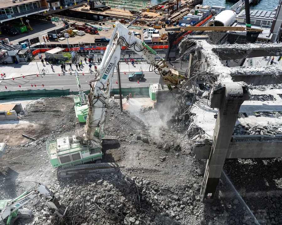 Démolition d'un bâtiment à la grue, photo d'illustration