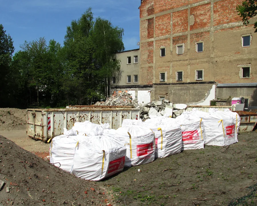 Rubbles et déchets de chantier conditionnés avant évacuation, photo d'illustration